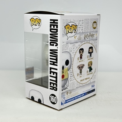 Caixa de embalagem Funko Pop! branca com figura de Hedwig com carta e número 160