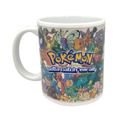 Caneca branca com estampa colorida de personagens Pokémon e texto