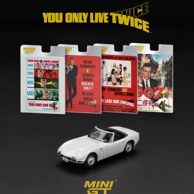 Miniatura de carro branco conversível e cartazes de filmes James Bond You Only Live Twice