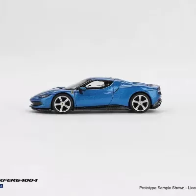 Miniatura de carro azul metálico de escala 1/64 em fundo branco