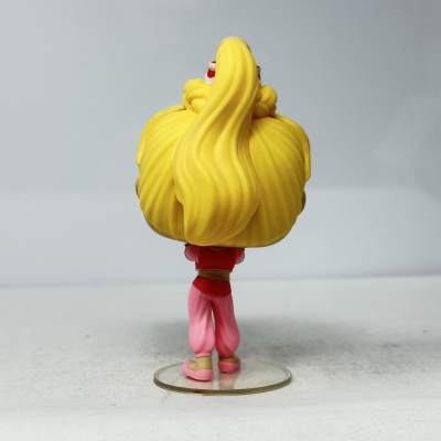 Figura em miniatura vista de trás com cabelo amarelo e roupa rosa, sobre base transparente