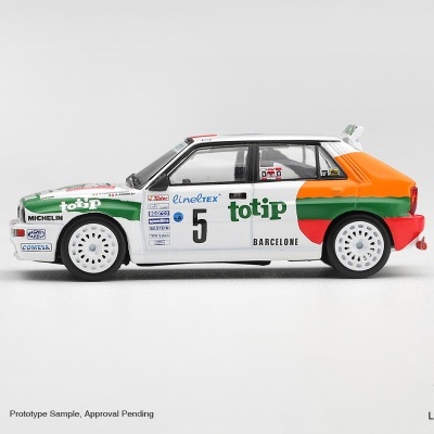Miniatura de carro de corrida colorido com logótipos e números numa superfície branca