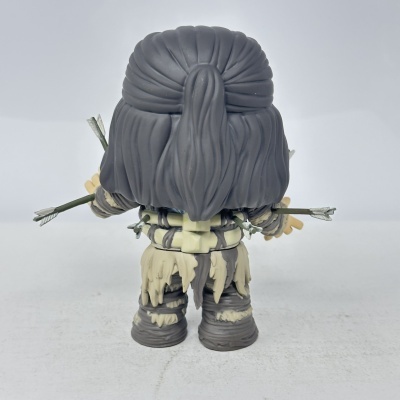 Figura colecionável de guerreiro com flechas nas costas vista de trás