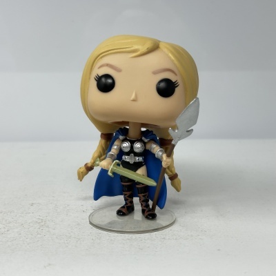 Boneco Funko Pop com capa azul e armadura segurando arma