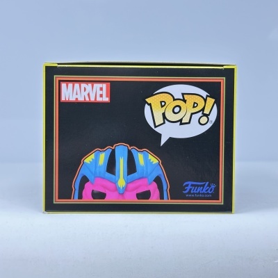 Caixa Funko Pop Marvel com figura colorida e logotipos em fundo preto