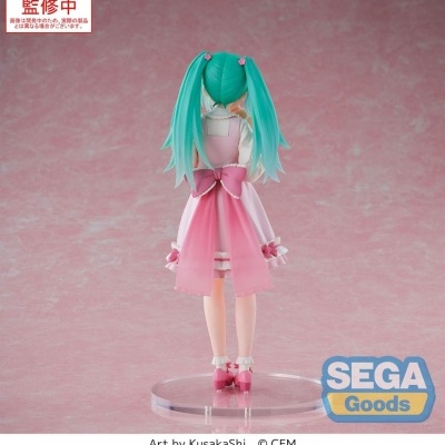 Figura colecionável de personagem anime com vestido rosa e cabelo verde