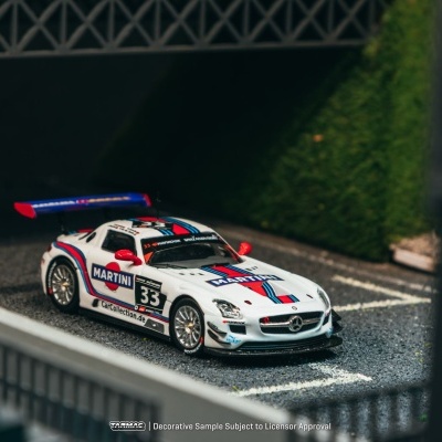 Miniatura de carro de corrida branco com detalhes em azul, vermelho e preto e asa traseira azul e vermelha
