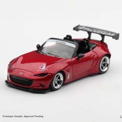 Modelo miniatura de carro desportivo vermelho com asa traseira preta