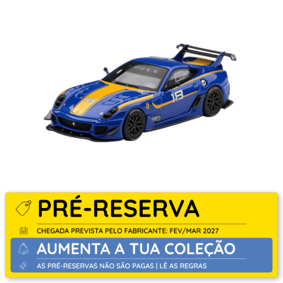 Modelo de carro desportivo azul com faixa amarela e número 18