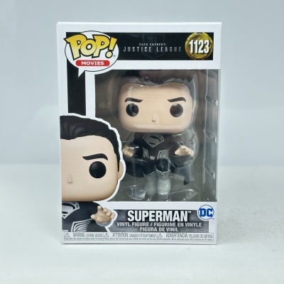 Figura Funko POP de Vinil do Superman com facto preto na caixa.