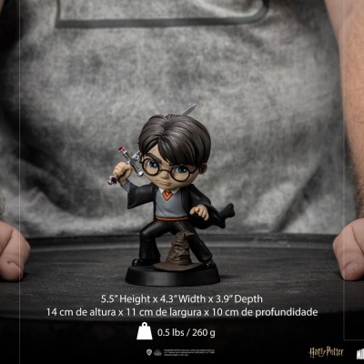 Figura colecionável de Harry Potter com roupa preta e óculos.