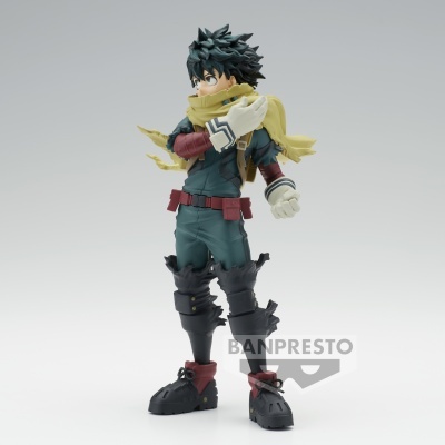 Figura de ação personagem com roupa verde e cachecol amarelo sobre fundo cinza