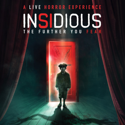 Imagem de um menino em uniforme antigo diante de uma porta vermelha iluminada, com o texto INSIDIOUS na parte superior.