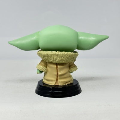 Figura Funko Baby Yoda de costas com casaco amarelo