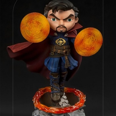 Figura colecionável Doctor Strange em pose mágica com cape e círculos laranja