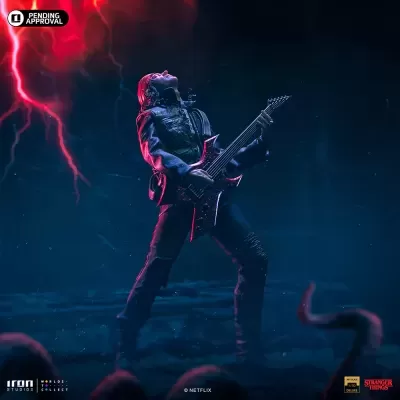 Figura de ação com guitarra elétrica vermelha e casaco preto sobre fundo escuro e relâmpagos vermelhos