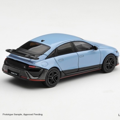 Miniatura de carro azul claro com spoiler traseiro e rodas pretas