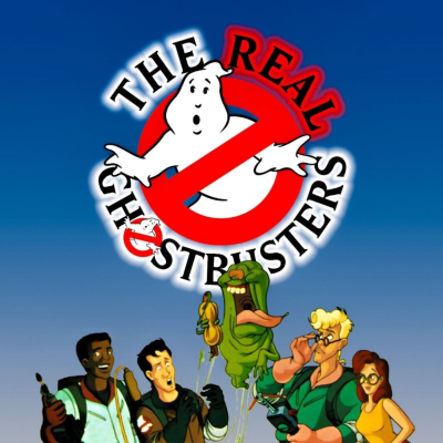 Cartaz animado com o logo de The Real Ghostbusters e quatro personagens em frente a um céu azul