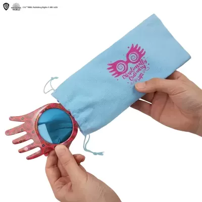 Espelho de mão vermelho em forma de mão com bolsa azul claro e texto rosa