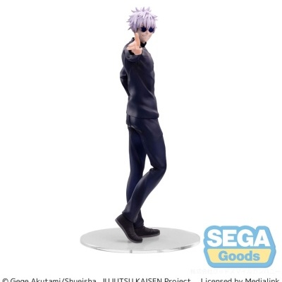 Figura colecionável de personagem masculino com roupa preta e cabelo branco