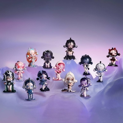 Conjunto de figuras colecionáveis coloridas sobre superfície lilás
