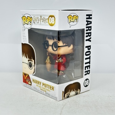 Funko Pop! Harry Potter com roupa vermelha e vassoura dourada na caixa branca