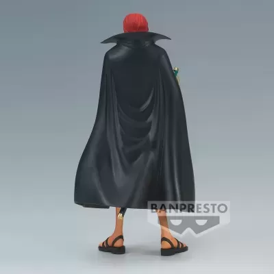 Figura Banpresto com capa preta e cabelo vermelho vista de costas