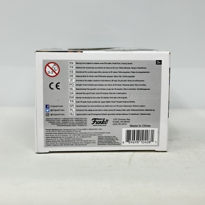 Caixa branca de brinquedo Funko com avisos multilingues e código de barras