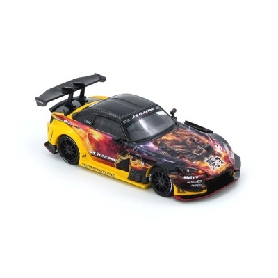 Miniatura de carro de corridas preto e amarelo com pintura de chamas e dragões