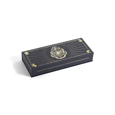 Caixa preta retangular com detalhes dourados e brasão central