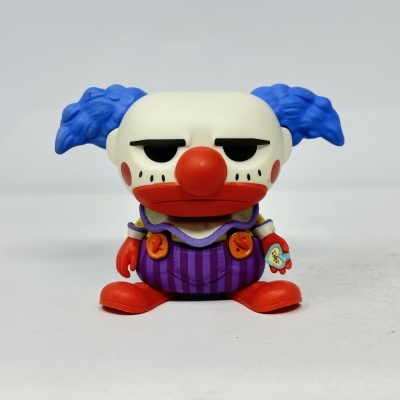 Figura de palhaço decorativa colorida em superfície branca