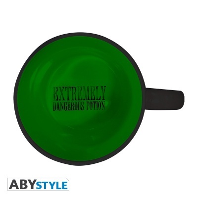 Copo verde com texto 'EXTREMELY DANGEROUS POTION' no interior