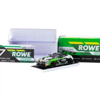 Miniatura de carro de corrida Mercedes-AMG verde, branco e preto com caixa de embalagem e placa com texto ROWE SUNSPEED