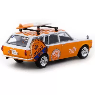 Miniatura de carro station wagon branca e laranja com prancha de surf no tejadilho e detalhes em japonês.
