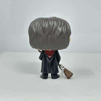 Figura Funko Pop de costas com capa preta e capuz vermelho segurando vassoura