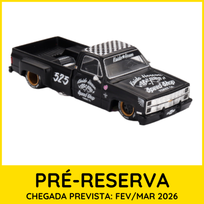 Miniatura de carrinha pick-up preta com letras brancas e padrão xadrez no tejadilho