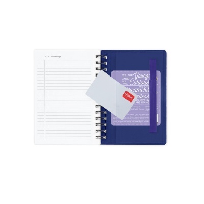 Caderno espiral aberto com capa azul e elástico roxo com página interna de lista To Do