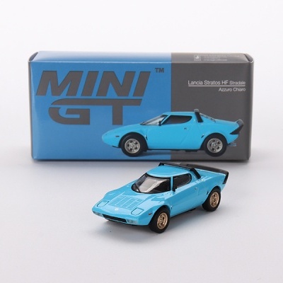 Miniatura de carro desportivo azul claro Lancia Stratos HF Stradale com caixa