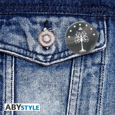 Pins metálicos em casaco de ganga azul claro, chapéu e símbolo de árvore com estrelas