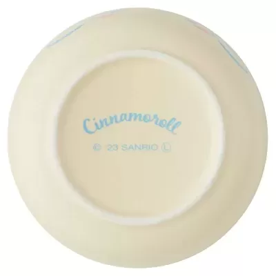 Base creme de prato em cerâmica com texto azul Cinnamoroll na parte inferior