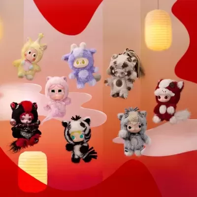 Oito bonecos de pelúcia coloridos suspensos em fundo vermelho e bege