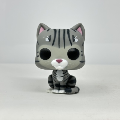 Figura de vinil gato cinzento preto com olhos negros grandes e nariz rosa