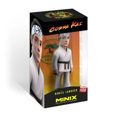 Caixa com figura colecionável Daniel LaRusso de Cobra Kai com fato branco e bandana azul.