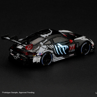 Miniatura de carro de corrida preto com ossos brancos e número 77 vermelho