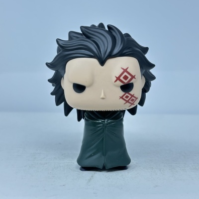 Figura Funko Pop com cabelo preto espetado e tatuagens vermelhas no rosto