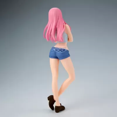 Figura estática de personagem feminina com cabelos cor-de-rosa, top cinzento e calções azuis