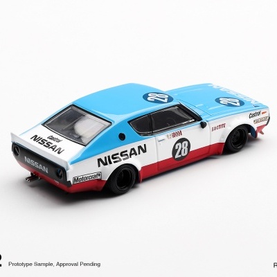 Modelo de carro de corrida Nissan azul, branca e vermelha com número 28