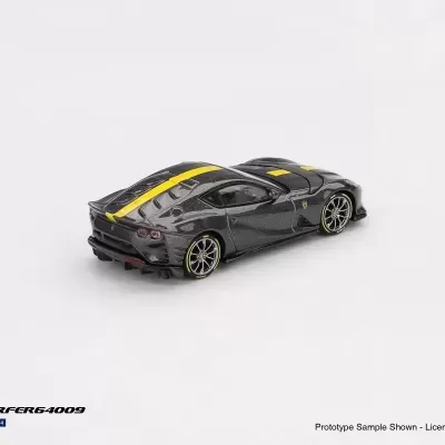 Miniatura de carro desportivo preto metálico com faixa amarela e rodas com detalhes amarelos