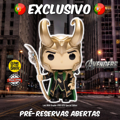 Figura Funko Pop de Loki com capacete dourado e cetro, fundo urbano noturno