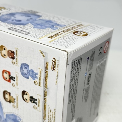 Embalagem branca de brinquedo Funko Pop! com figuras colecionáveis e texto em várias línguas